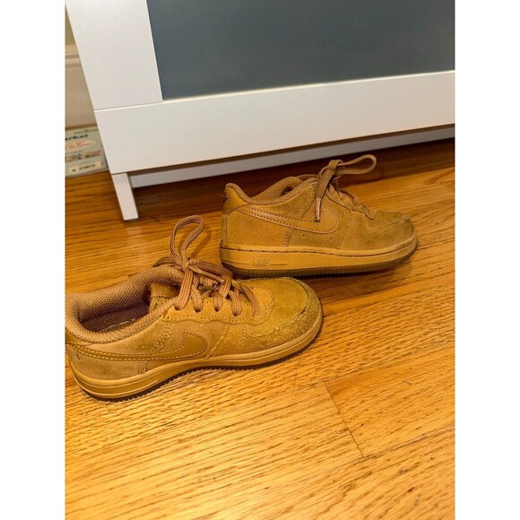 Nike Air Force 1 low LV8 Youth GS size 10c - Picture 1 of 4